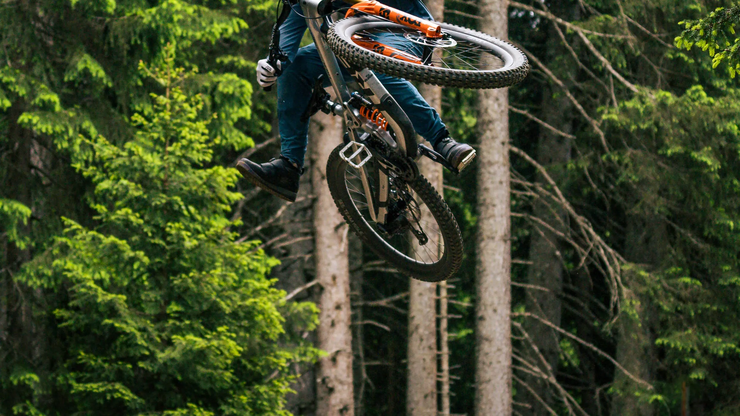Mountainbiker in technischem Gelände mit Fully – Federgabel und Dämpfer Service